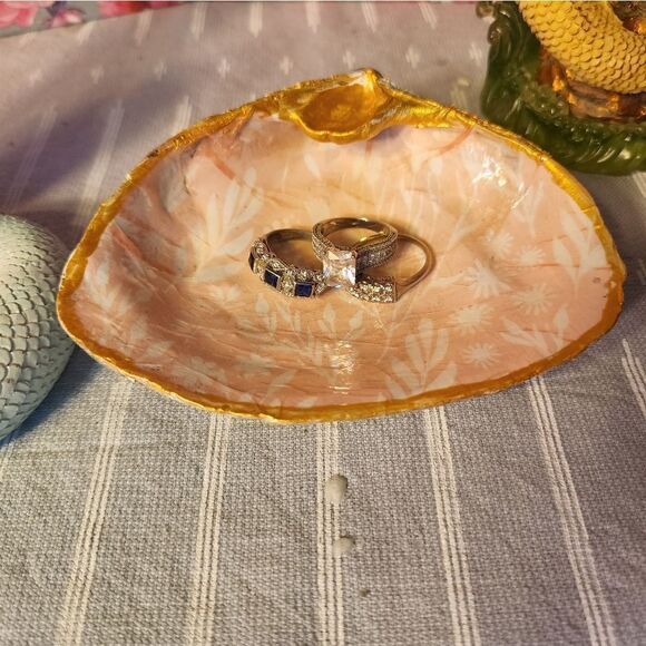 DECOUPAGE LIGHT PINK PRINT ON A CLAM SHELL - Picture 5 of 7